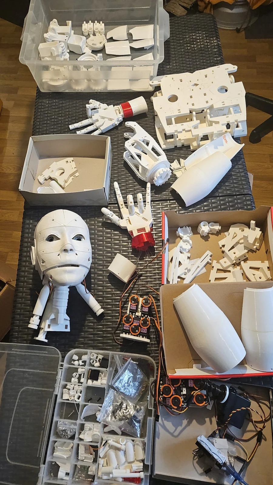 Pièces et composants d'InMoov disposés dans l'atelier.