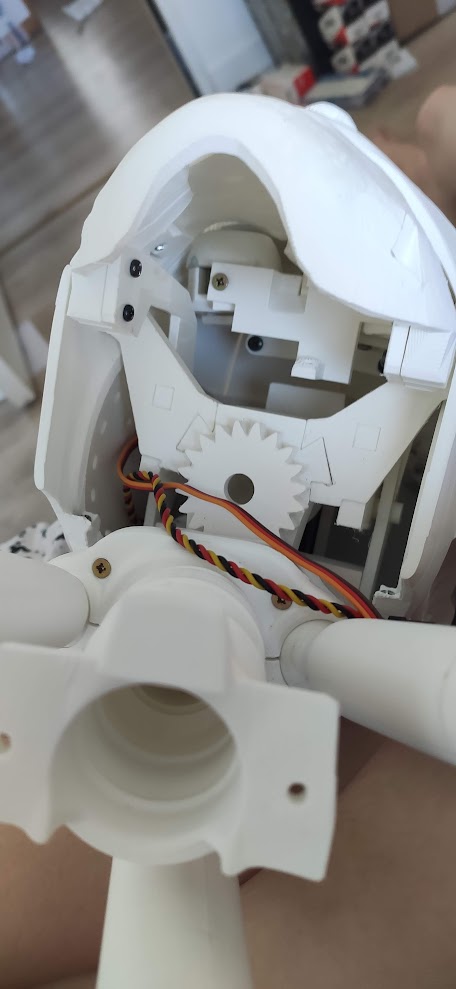 Vue interne de la mécanique du cou d'InMoov montrant les engrenages et le toron de câblage servo.